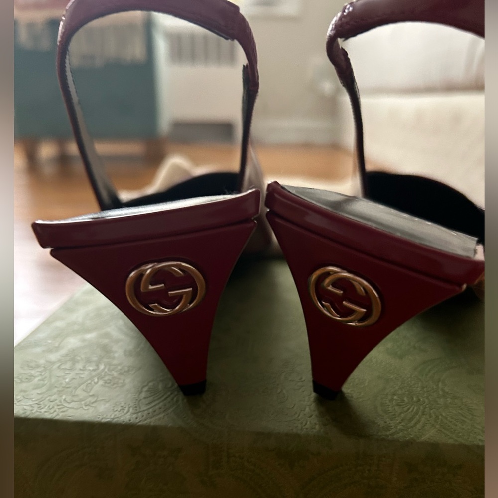 Gucci - Mallory 55 Patent-leather Slingback Pumps - Womens - Cherry - Picture 11 of 12